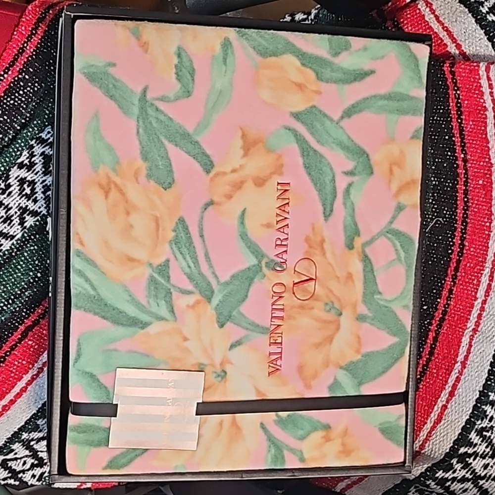 Valentino Garavani Blanket w/box 🩷
